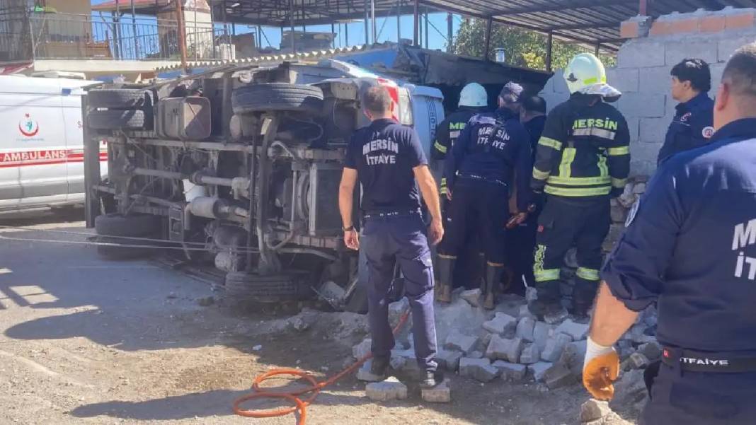 Mersin'de Kontrolden Çıkan Kamyonet Dev Depoyu Yıktı! 4